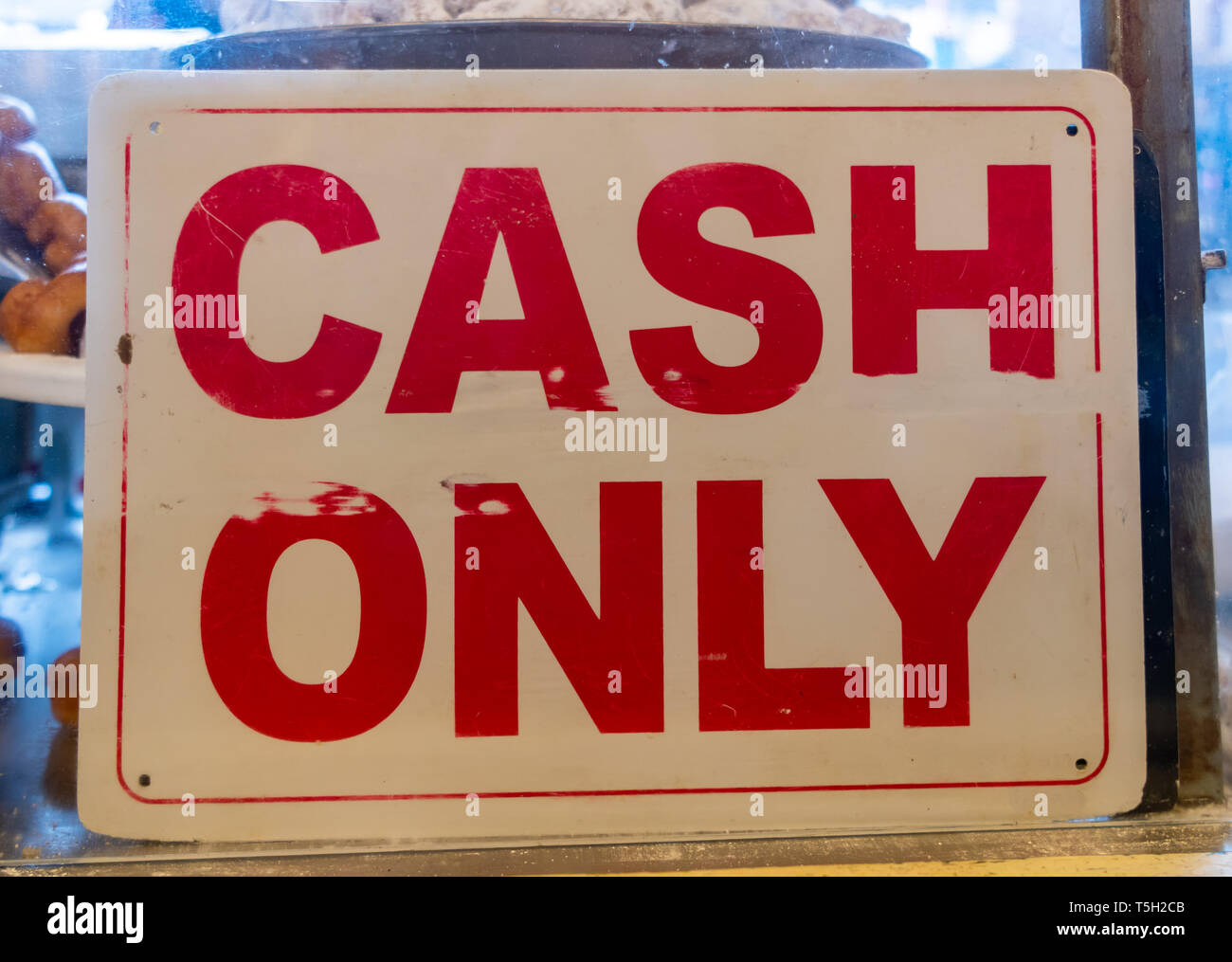 CASH ONLY Sign displayed in window of market stand Stock Photo Alamy