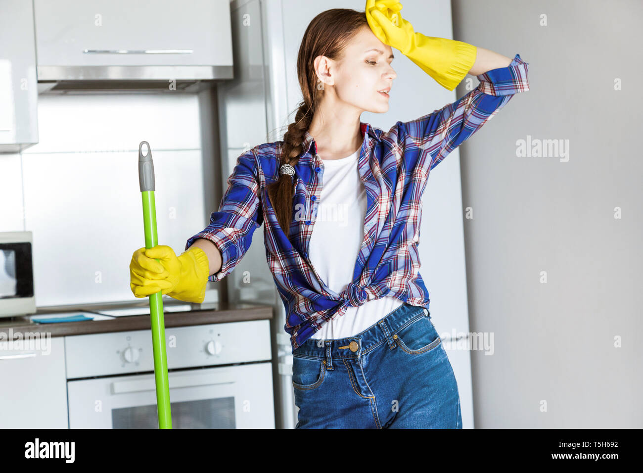 мужчина убирается. пылесос redmond rv-322 grey. веселая уборка. уборка по дому. чистота и порядок в доме.