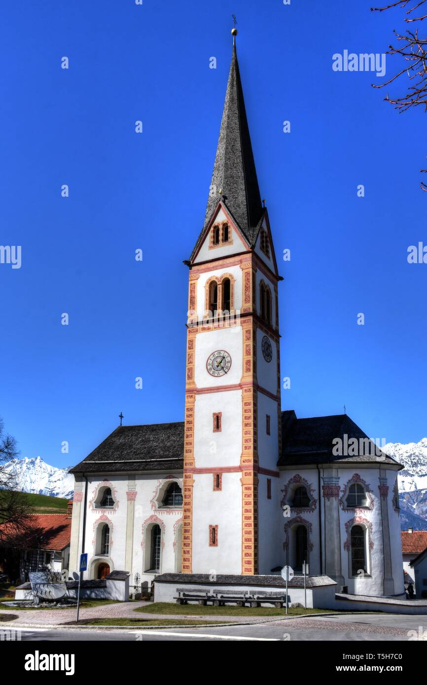 Sistrans, Kirche, Innsbruck, Innsbruck Land, Tirol, Nordtirol, Innsbruck, Terrasse, Mittelgebirgsterrasse, Dorf, Pfarrkirche, Gertraud, Heilige Gertra Stock Photo