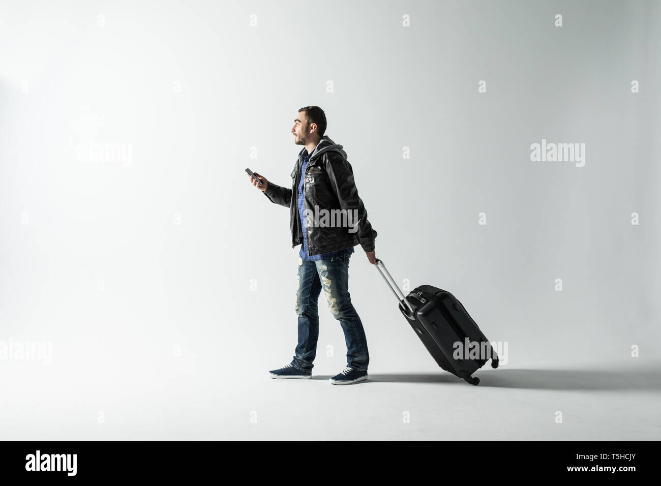 Парень с чемоданом. Девушка хочет уехать в другую страну фото картинки. Sia suitcase album. Молодежь с чемоданом картинка бесплатно. Чемодан путешественника.