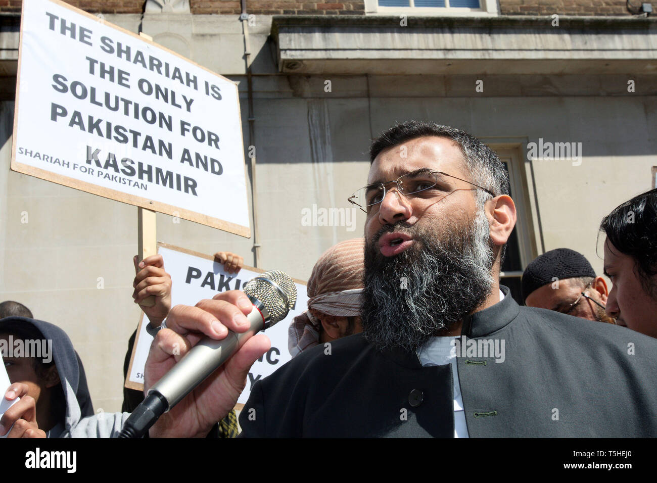 Anjem Choudary speaking at a Shariah for Pakistan protest outside the Pakistani Embassy in Knightsbridge. London. 5 August 2010. Stock Photo