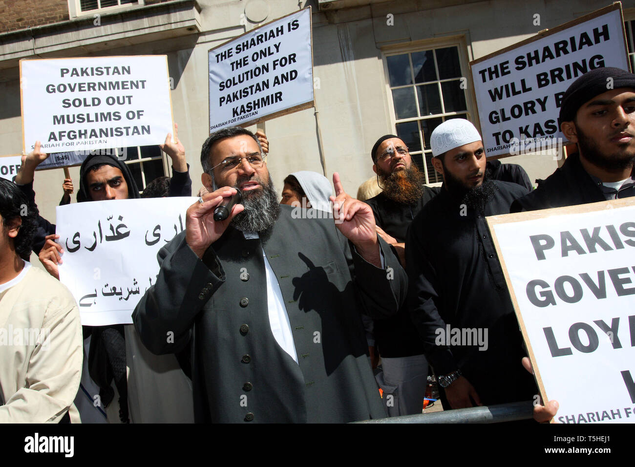 Anjem Choudary speaking at a Shariah for Pakistan protest outside the Pakistani Embassy in Knightsbridge. London. 5 August 2010. Stock Photo