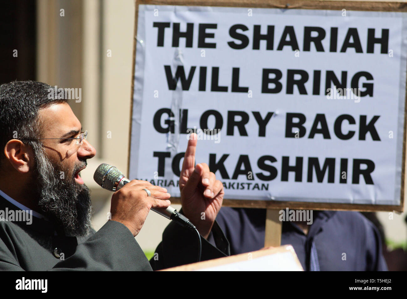 Anjem Choudary speaking at a Shariah for Pakistan protest outside the Pakistani Embassy in Knightsbridge. London. 5 August 2010. Stock Photo