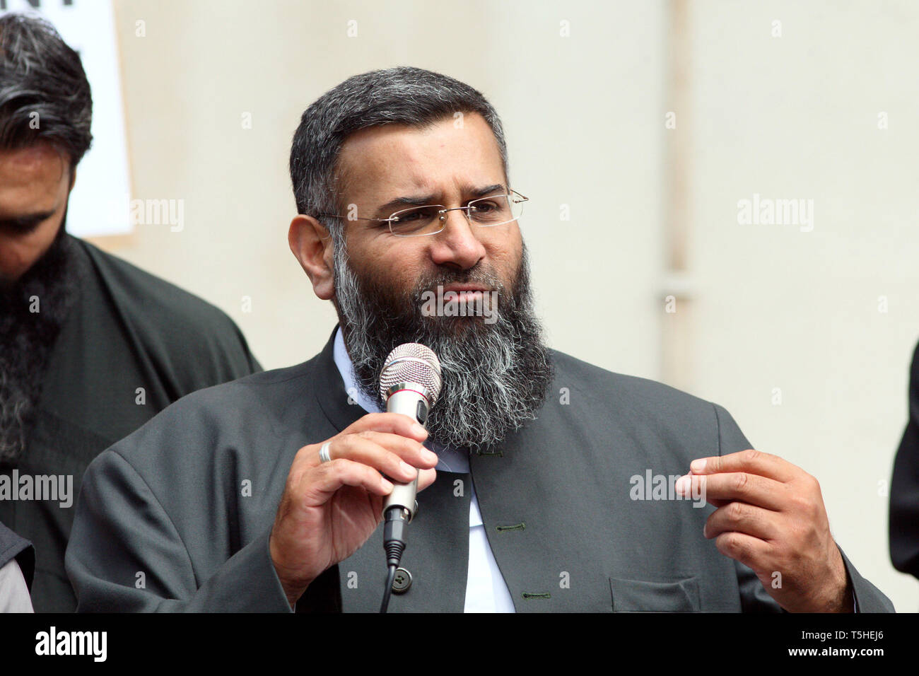 Anjem Choudary speaking at a Shariah for Pakistan protest outside the Pakistani Embassy in Knightsbridge. London. 5 August 2010. Stock Photo