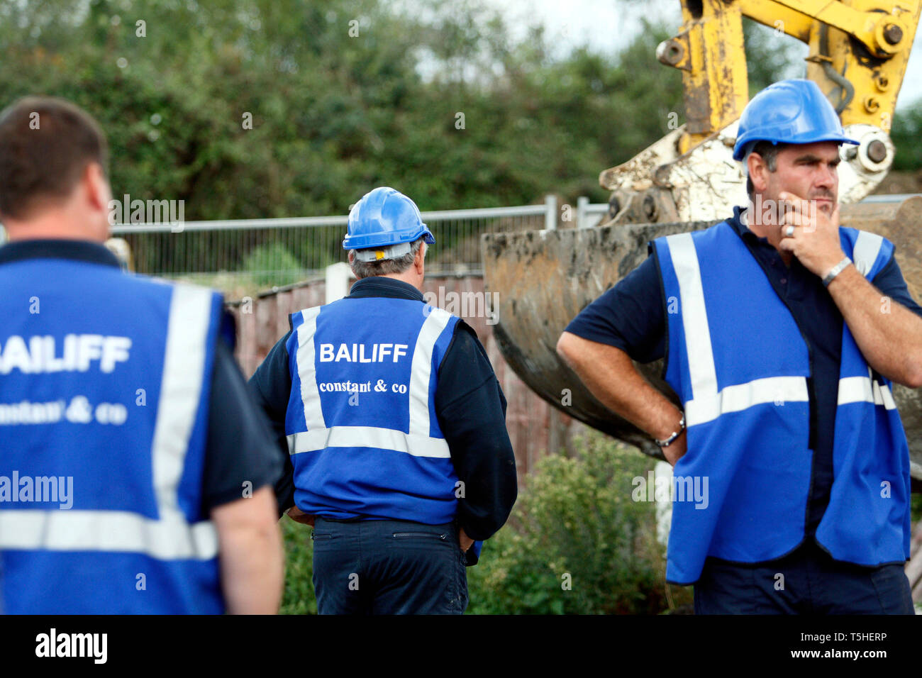 Bailiffs remove travellers after the council served an eviction notice. Hovefields Drive in Basildon. 7 September 2010. Stock Photo