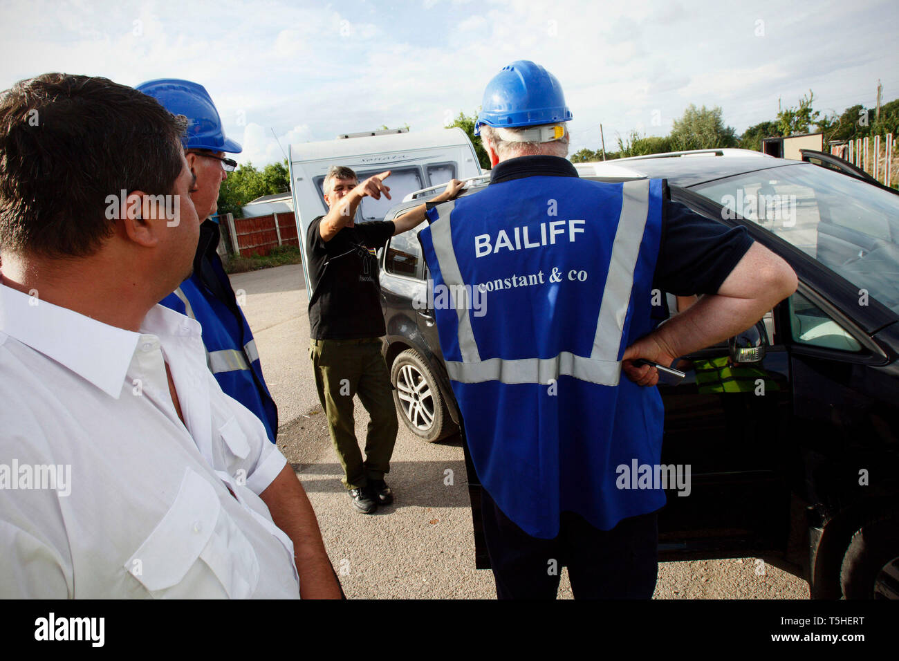 Bailiffs remove travellers after the council served an eviction notice. Hovefields Drive in Basildon. 7 September 2010. Stock Photo