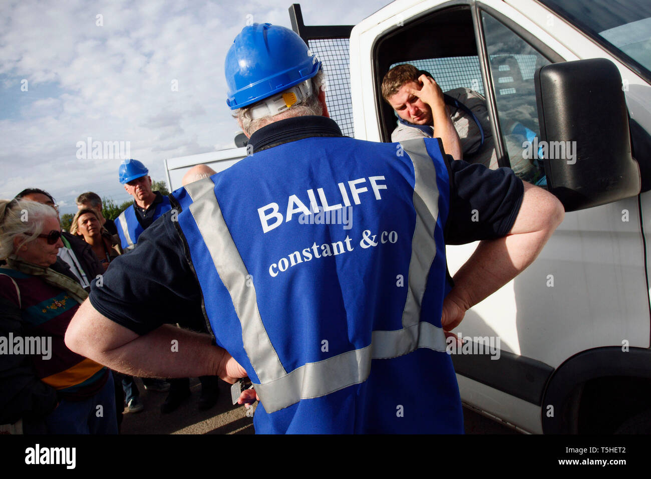 Bailiffs remove travellers after the council served an eviction notice. Hovefields Drive in Basildon. 7 September 2010. Stock Photo