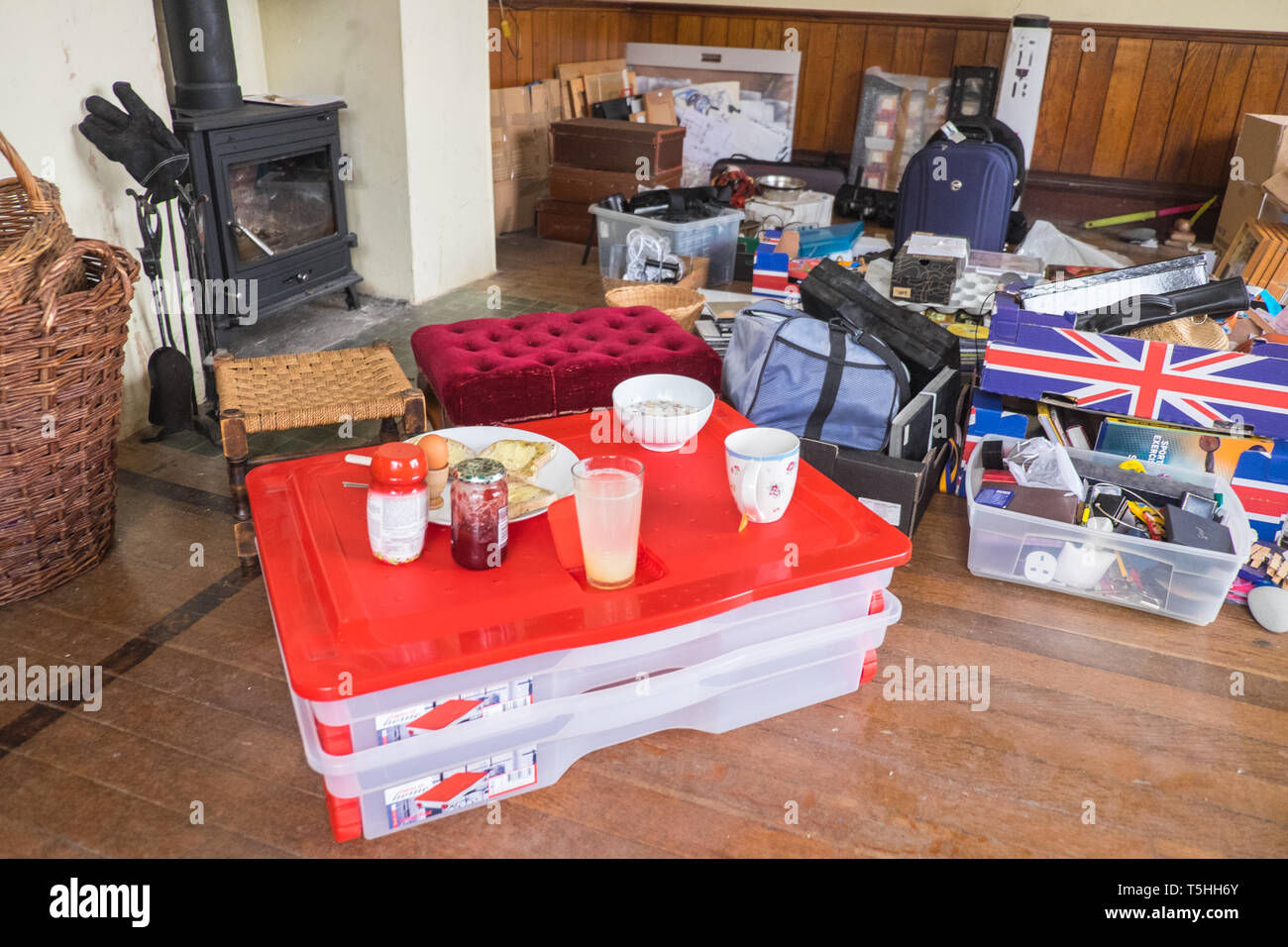 Moving house boxes chaos hi-res stock photography and images - Alamy