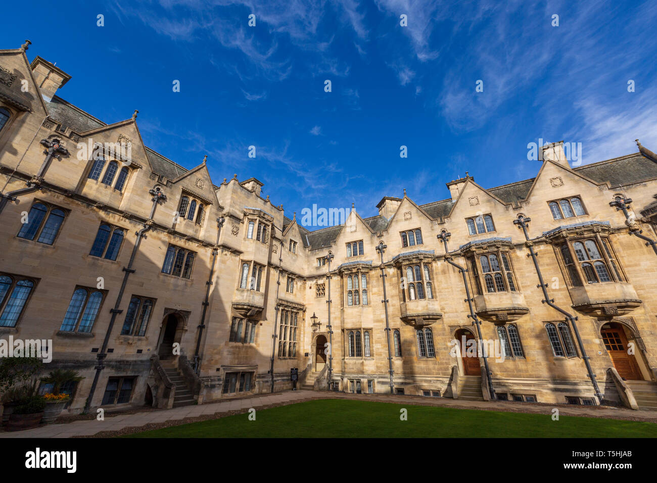 The courtyard at Merton College, Oxford University, England Stock Photo ...