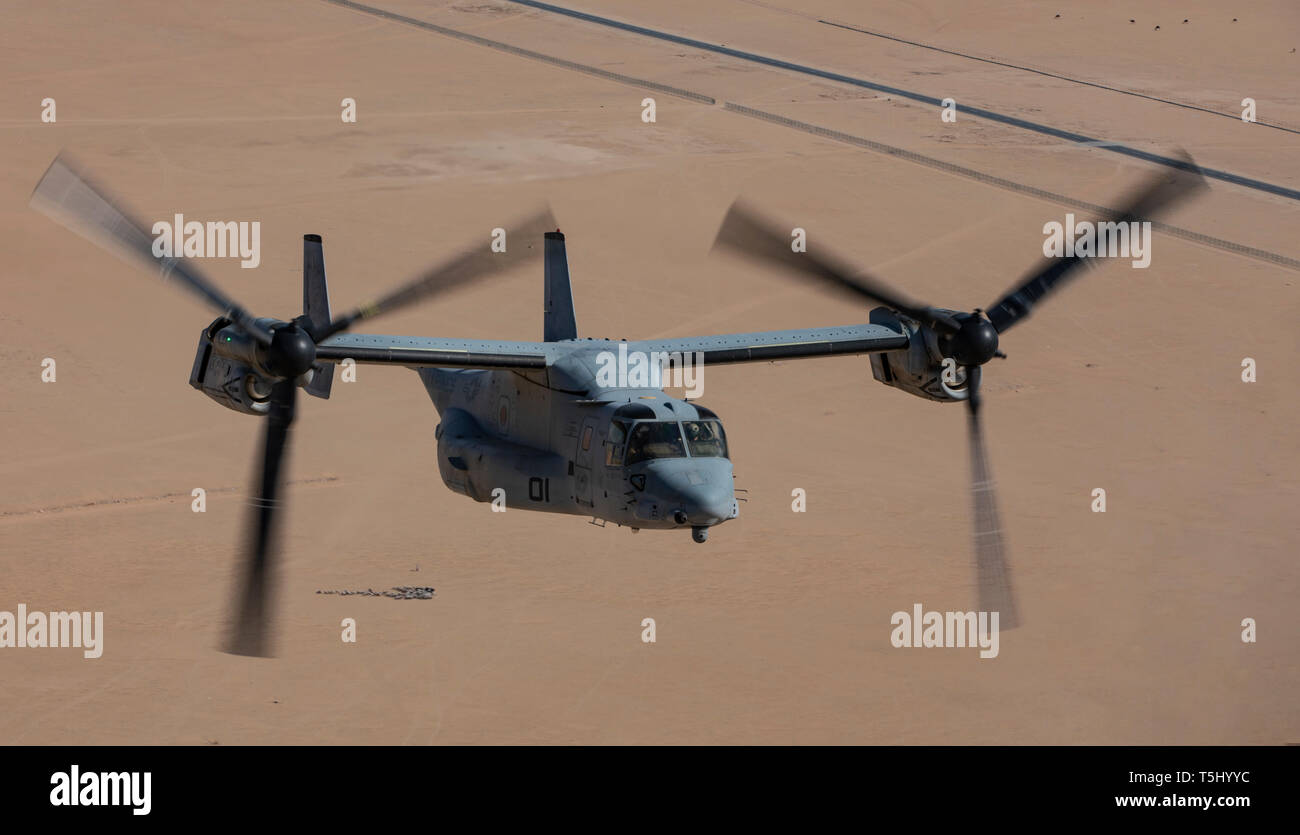 A U.S. Marine MV-22 Osprey with the 22nd Marine Expeditionary Unit, flies across the desert with U.S. Army Soldiers as part of an inter-service familiarity flight event during a MEU exercise. Soldiers observed the CH-53E Super Stallion and the MV-22 Osprey prior to being taken on a flight. Marines and Sailors with the 22nd MEU and Kearsarge Amphibious Ready Group are currently deployed to the U.S. 5th Fleet area of operations in support of naval operations to ensure maritime stability and security in the Central region, connecting the Mediterranean and the Pacific through the western Indian Oc Stock Photo