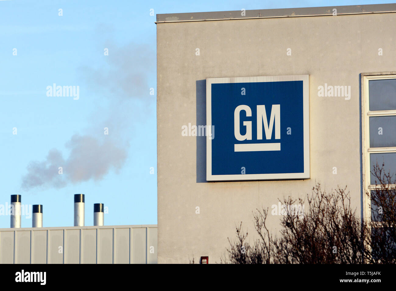 General Motors Manufacturing Plant in Luton. 01.12.2009 Stock Photo Alamy