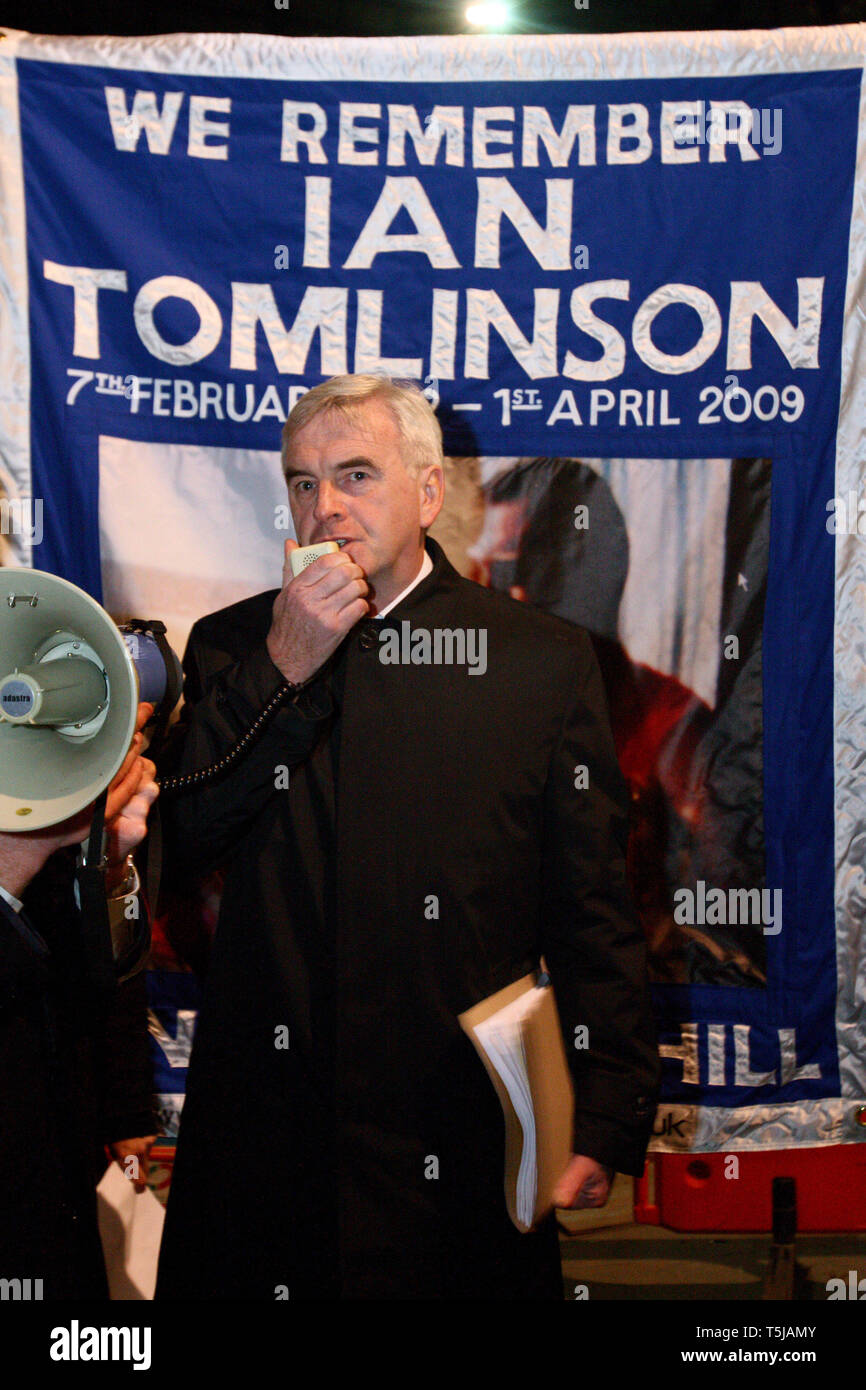 John McDonnell MP speak as Ian Tomlinson's family hold a vigil at the Royal Exchange. Tomlinson was killed during G20 protests in April 2009. London.  Stock Photo