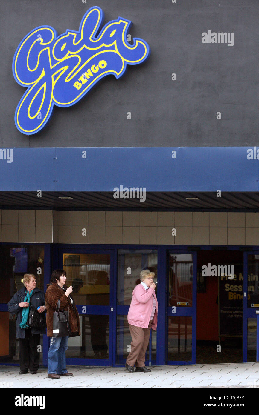 Going out the front of bingo to have a cigarette. Gala Bingo, Hanley. 27.10.2010. Stock Photo