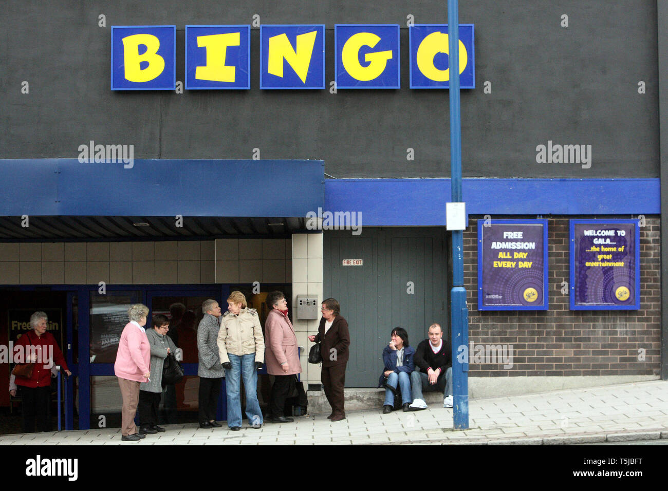 Going out the front of bingo to have a cigarette. Gala Bingo, Hanley. 27.10.2010. Stock Photo