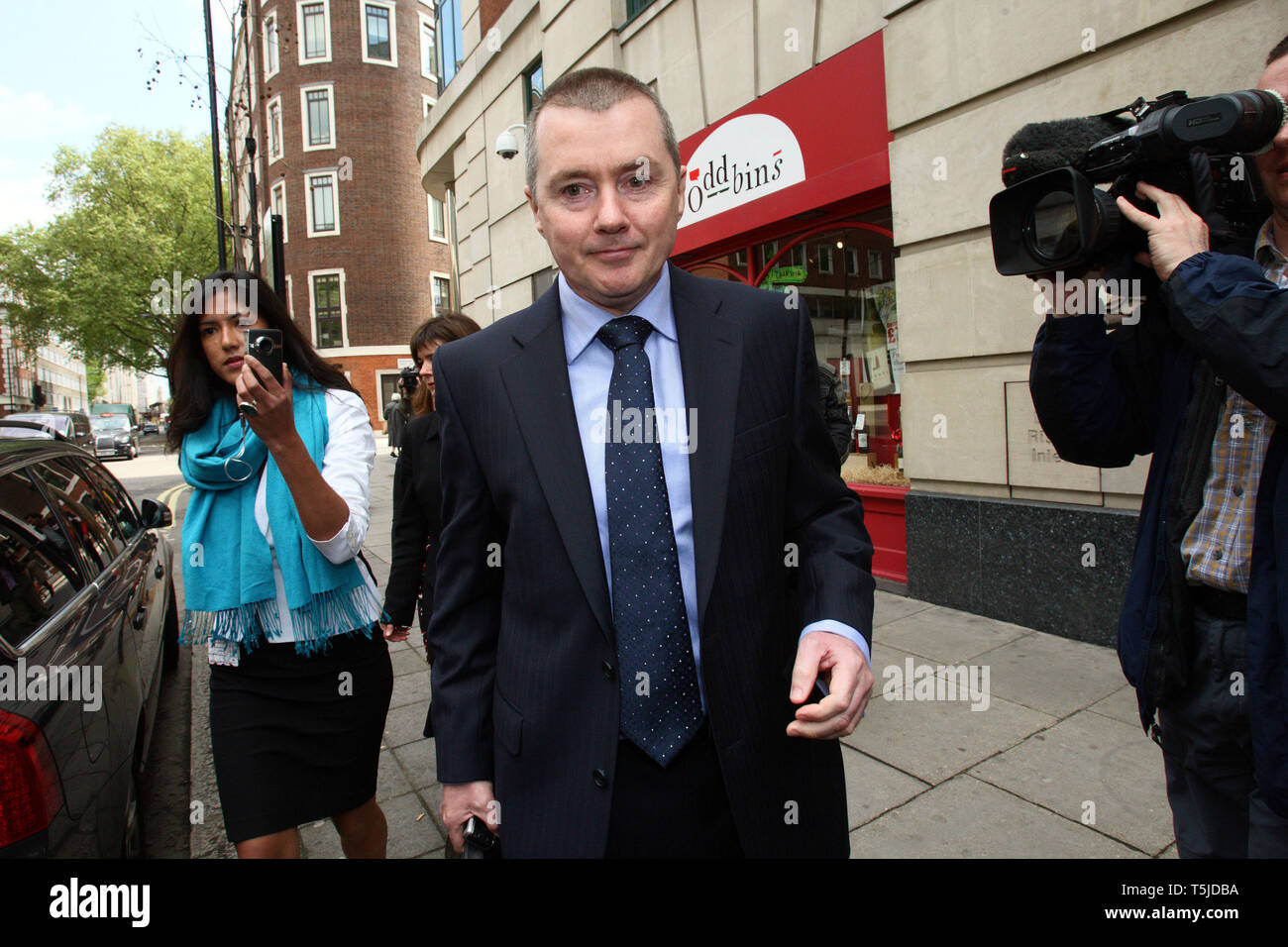 Willie Walsh, Chief Executive of BA, leaving the Department of Transport after talks to end strike by BA cabin crew. London. 17.5.10 Stock Photo