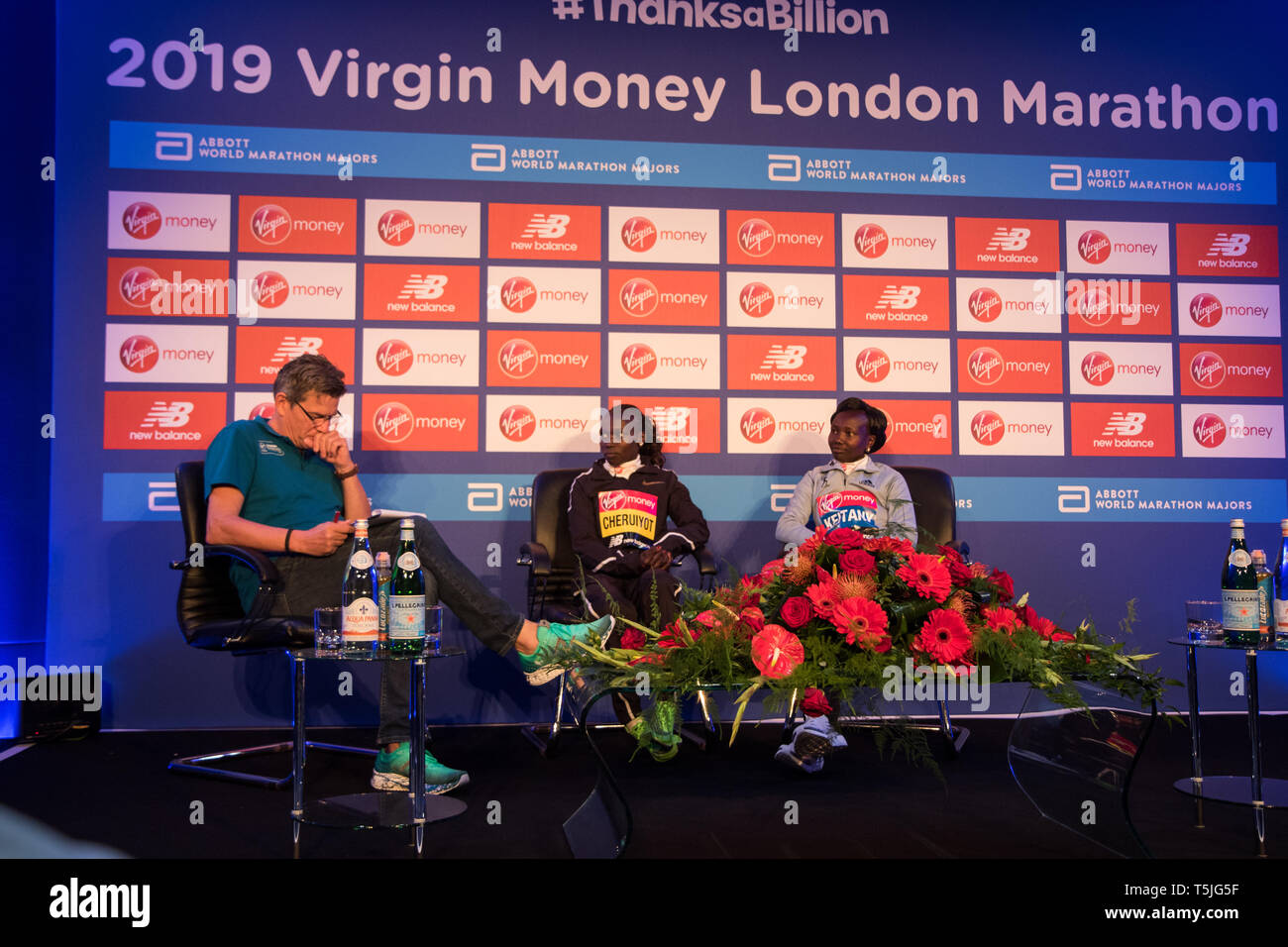 Virgin Money Giving Mini London Marathon Stock Photos Virgin Money - london uk 25th april 2019 elite women vivian cheruiyot and mary keitany during