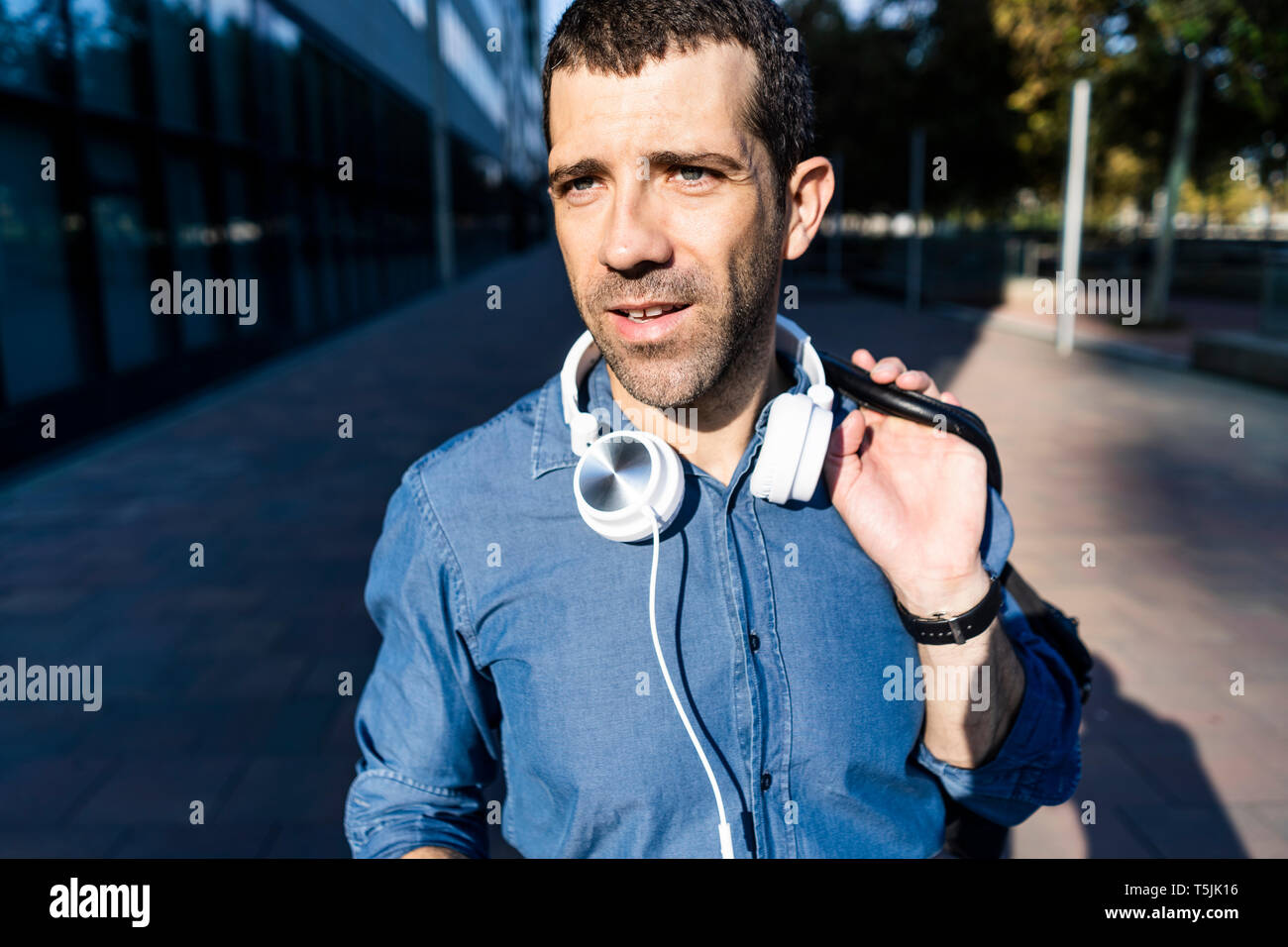 Headphones man hi-res stock photography and images - Alamy