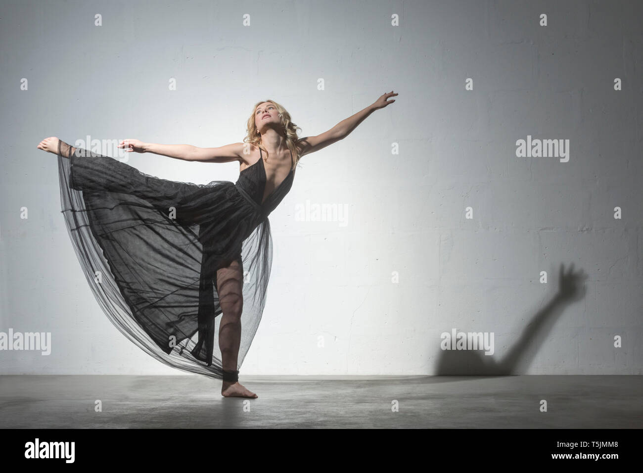 Black woman dancing hi-res stock photography and images - Alamy