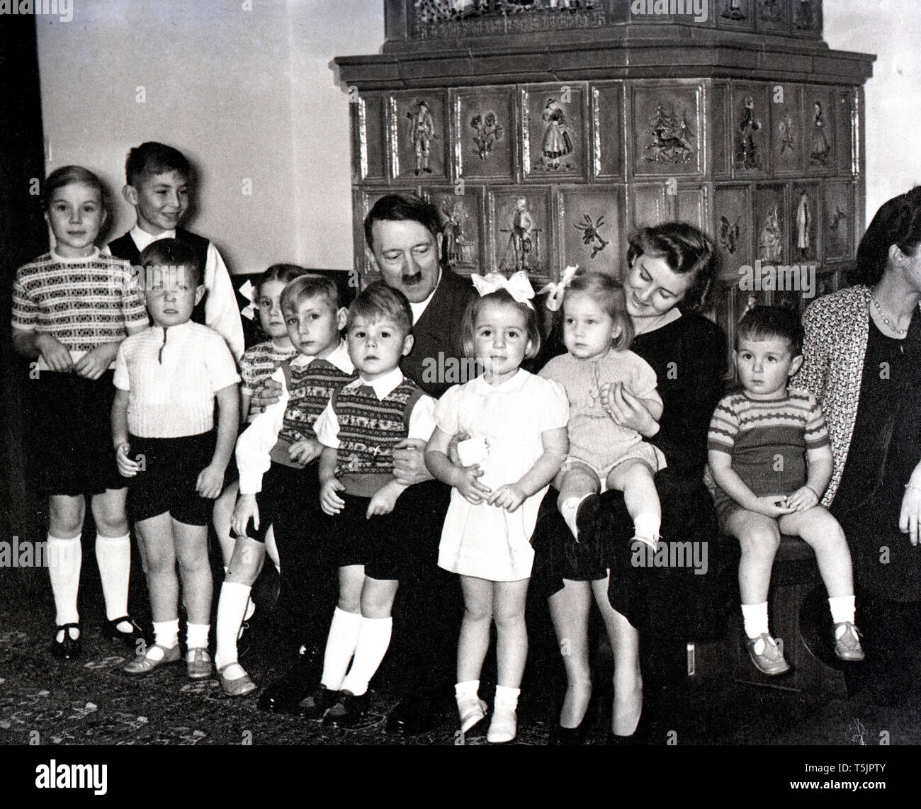 Eva Braun Collection (osam) - Original Caption: Bormanns und Speers - Kinder wünschen ein Gutes 1940 / Bormann and Speer - Children wish a happy 1940 - Adolf Hitler with group of children Stock Photo