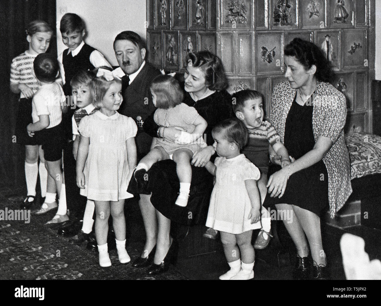 Eva Braun Collection (osam) - Original Caption: Bormanns und Speers - Kinder wünschen ein Gutes 1940 / Bormann and Speer - Children wish a happy 1940 - Adolf Hitler with group of children Stock Photo