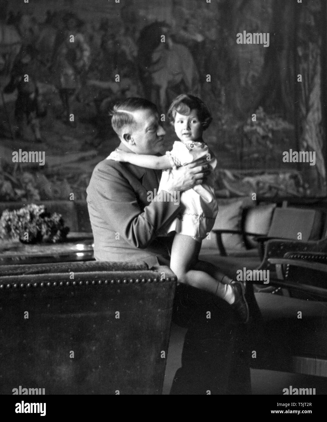 Эти фотографии были сделаны в 1942 году в личной резиденции Гитлера "Бергхоф" в баварских Альпах. "Бергхоф" был построен в 1916 году и до полной перестройки под вкус Гитлера в 1936 году это здание называлось «Дом Вахенфельд» (нем. Haus Wachenfeld). Принадлежало оно вдове коммерческого советника Винтера из Букстехуде, девичья фамилия которой была Вахенфельд. Эти фотографии были сделаны в 1942 году в личной резиденции Гитлера "Бергхоф" в баварских Альпах. "Бергхоф" был построен в 1916 году и до полной перестройки под вкус Гитлера в 1936 году это здание называлось «Дом Вахенфельд» (нем. Haus Wachenfeld). Принадлежало оно вдове коммерческого советника Винтера из Букстехуде, девичья фамилия которой была Вахенфельд.