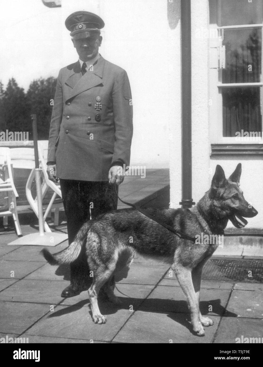 Eva Braun Collection (cetrnaest) - Adolf Hitler and his German Sheperd dog ca. late 1930s or early 1940s Stock Photo