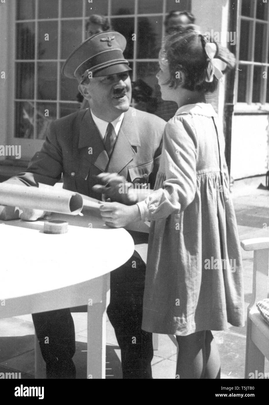 Eva Braun Collection (dvadvadaset) - Adolf Hitler with young girl ca. late  1930s Stock Photo - Alamy