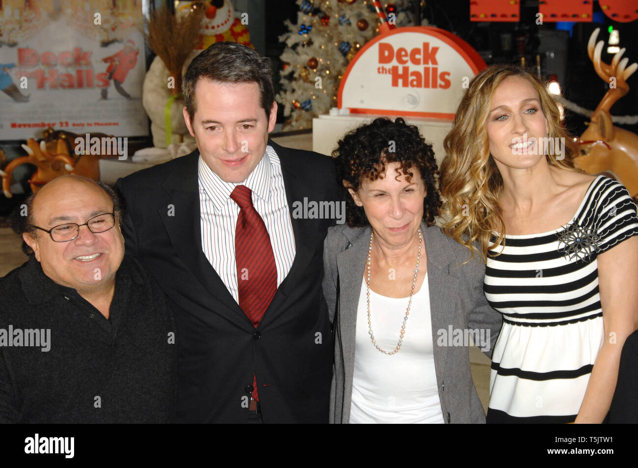 LOS ANGELES, CA. November 12, 2006: DANNY DEVITO (left), MATTHEW BRODERICK, RHEA PERLMAN & SARAH JESSICA PARKER at the world premiere of their new movie 'Deck the Halls' at Grauman's Chinese Theatre, Hollywood. Picture: Paul Smith / Featureflash Stock Photo