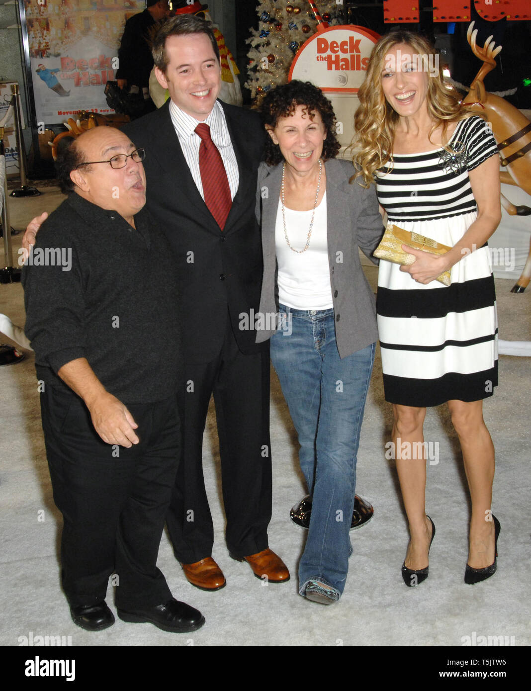 LOS ANGELES, CA. November 12, 2006: DANNY DEVITO (left), MATTHEW BRODERICK, RHEA PERLMAN & SARAH JESSICA PARKER at the world premiere of their new movie 'Deck the Halls' at Grauman's Chinese Theatre, Hollywood. Picture: Paul Smith / Featureflash Stock Photo