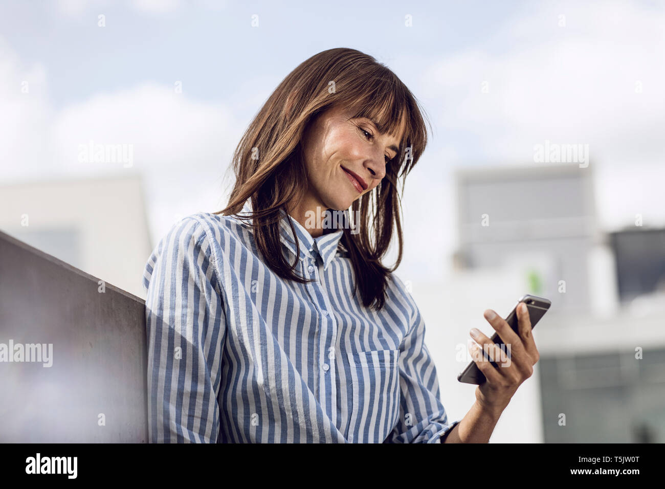 Reading messages hi-res stock photography and images - Alamy