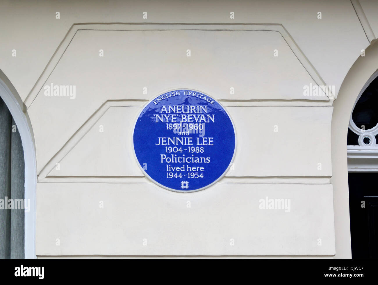 London, England, UK. Commemorative Blue Plaque: Aneurin ‘Nye’ Bevan and Jennie Lee (respectively founders of the NHS and the Open University) lived .... Stock Photo