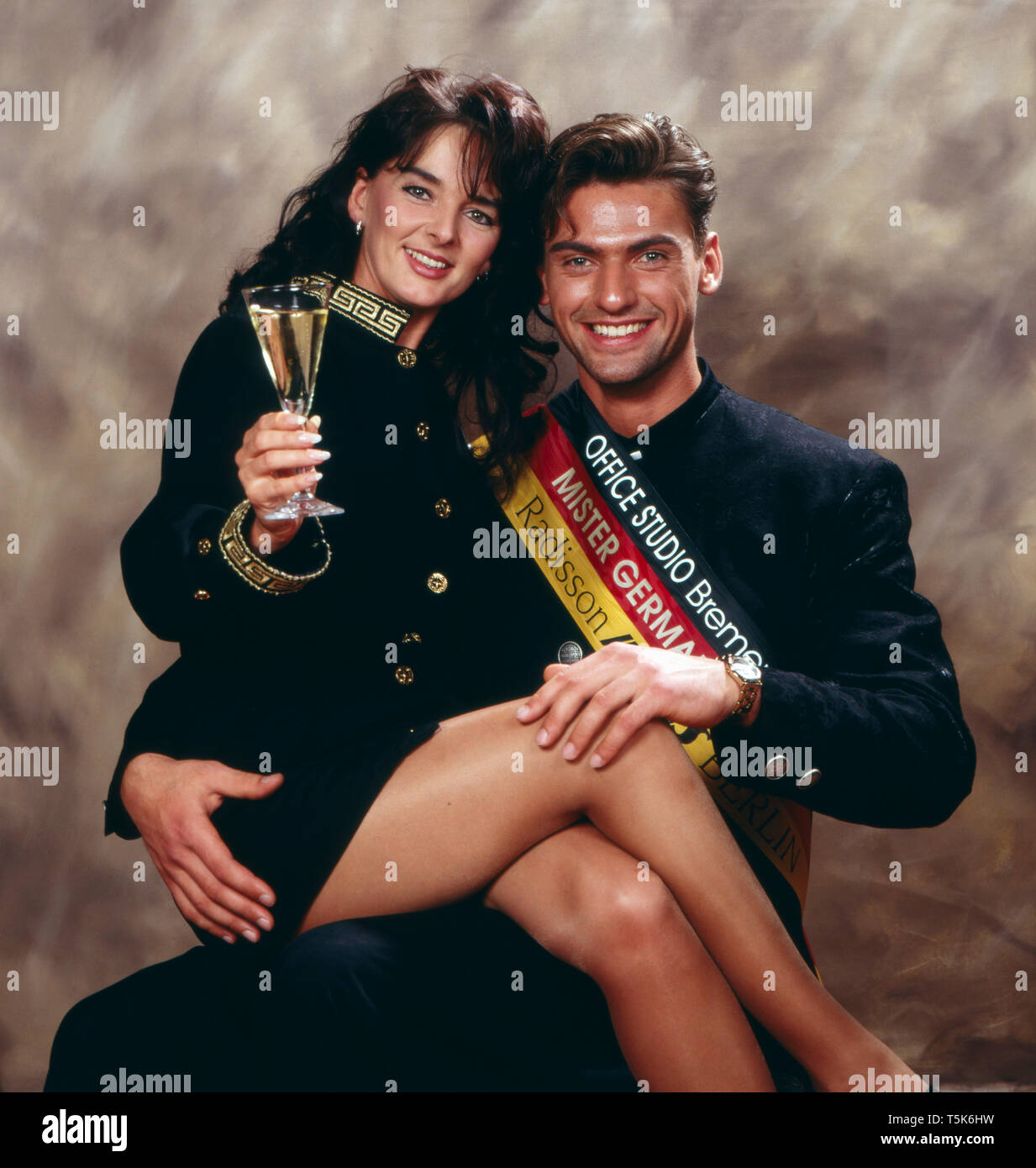 Der Gewinner der Mr. Germany Wahl 1996 Andreas Palinske posiert nach seinem  Sieg. The winner of the Mr. Germany election 1996 Andreas Palinske poses  after his victory Stock Photo - Alamy