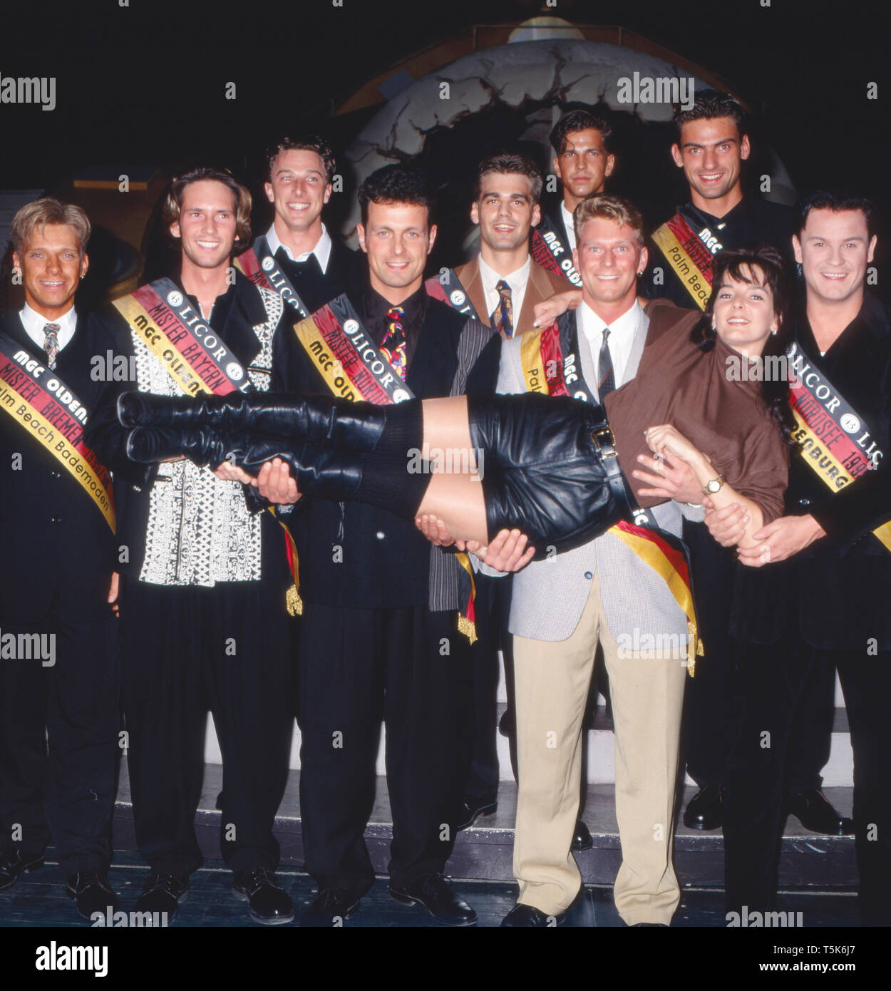 Die Bewerber bei der Mr. Germany Wahl 1996 stehen zusammen mit dem