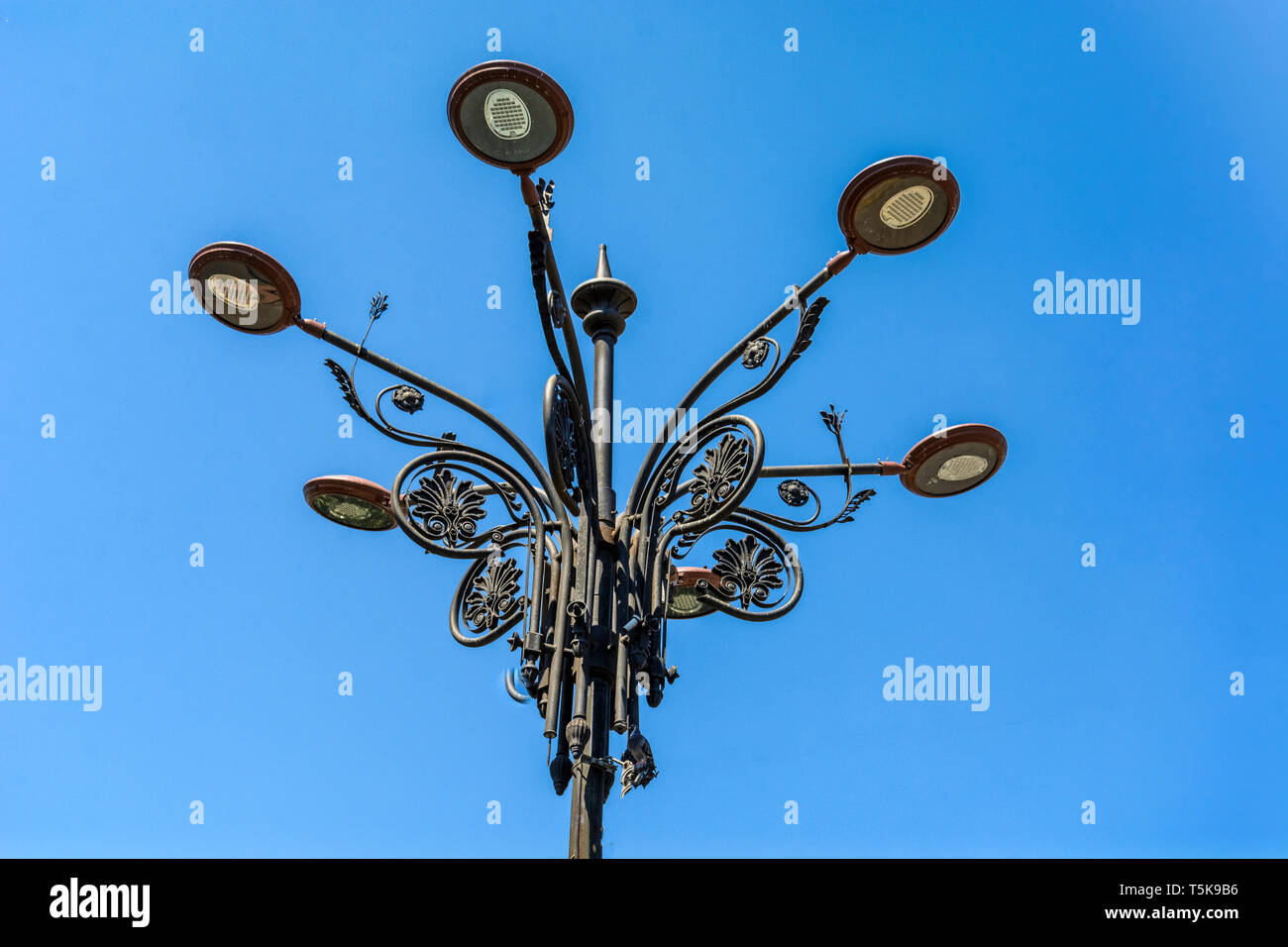 Cast iron antique street lights hi-res stock photography and images - Alamy