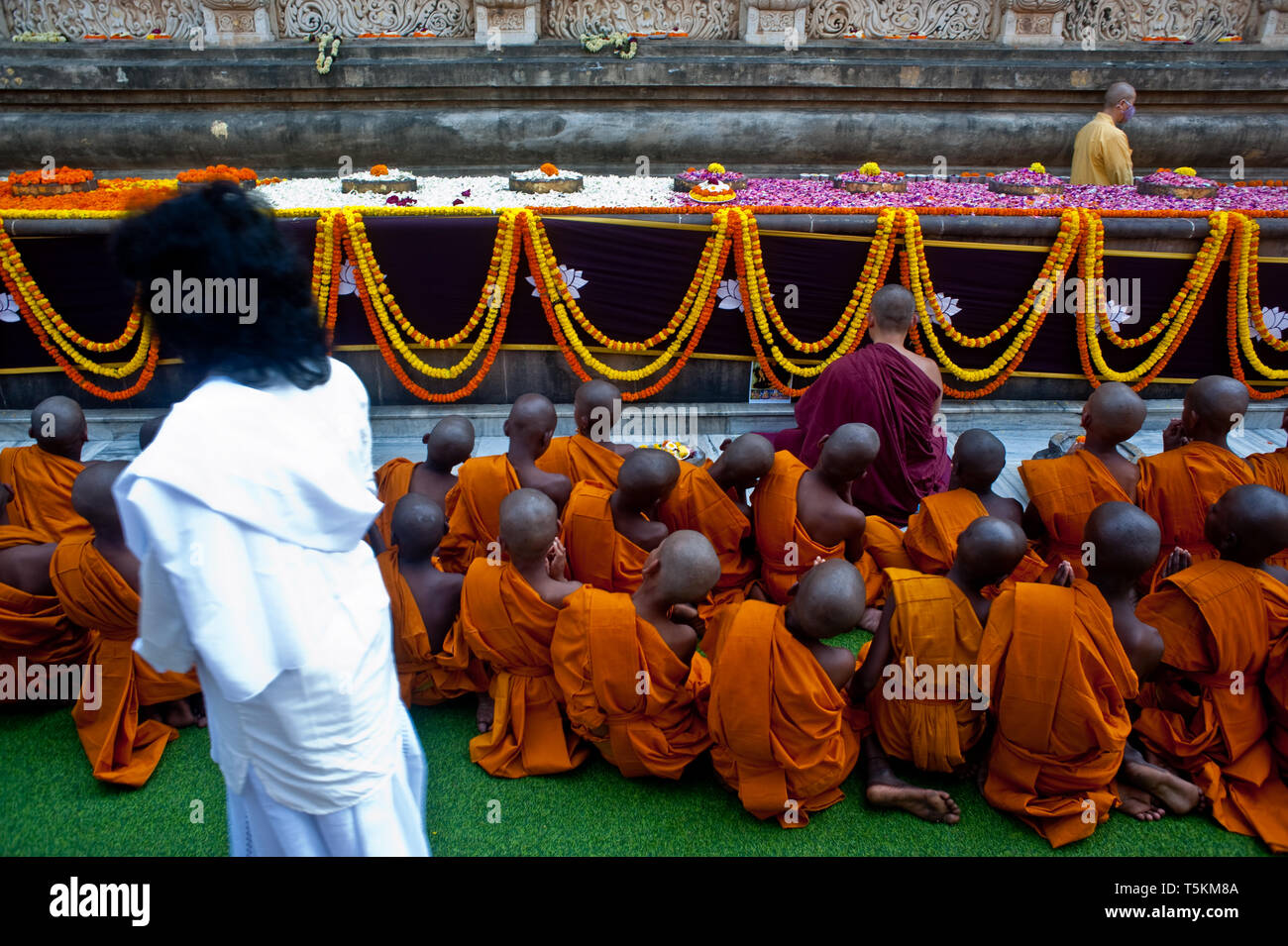 Buddhist monk and boys at the Mahabodhi temple ( India) Stock Photo