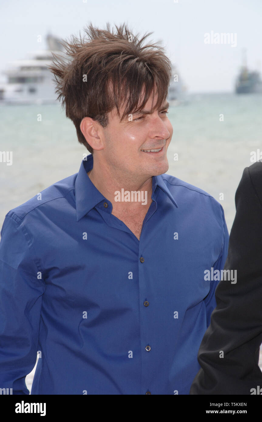 Charlie sheen platoon hi-res stock photography and images - Alamy