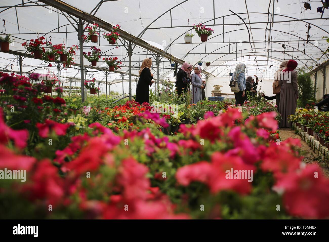 Gaza City, The Gaza Strip, Palestine. 25th Apr, 2019. Palestinian girls at flower greenhouse