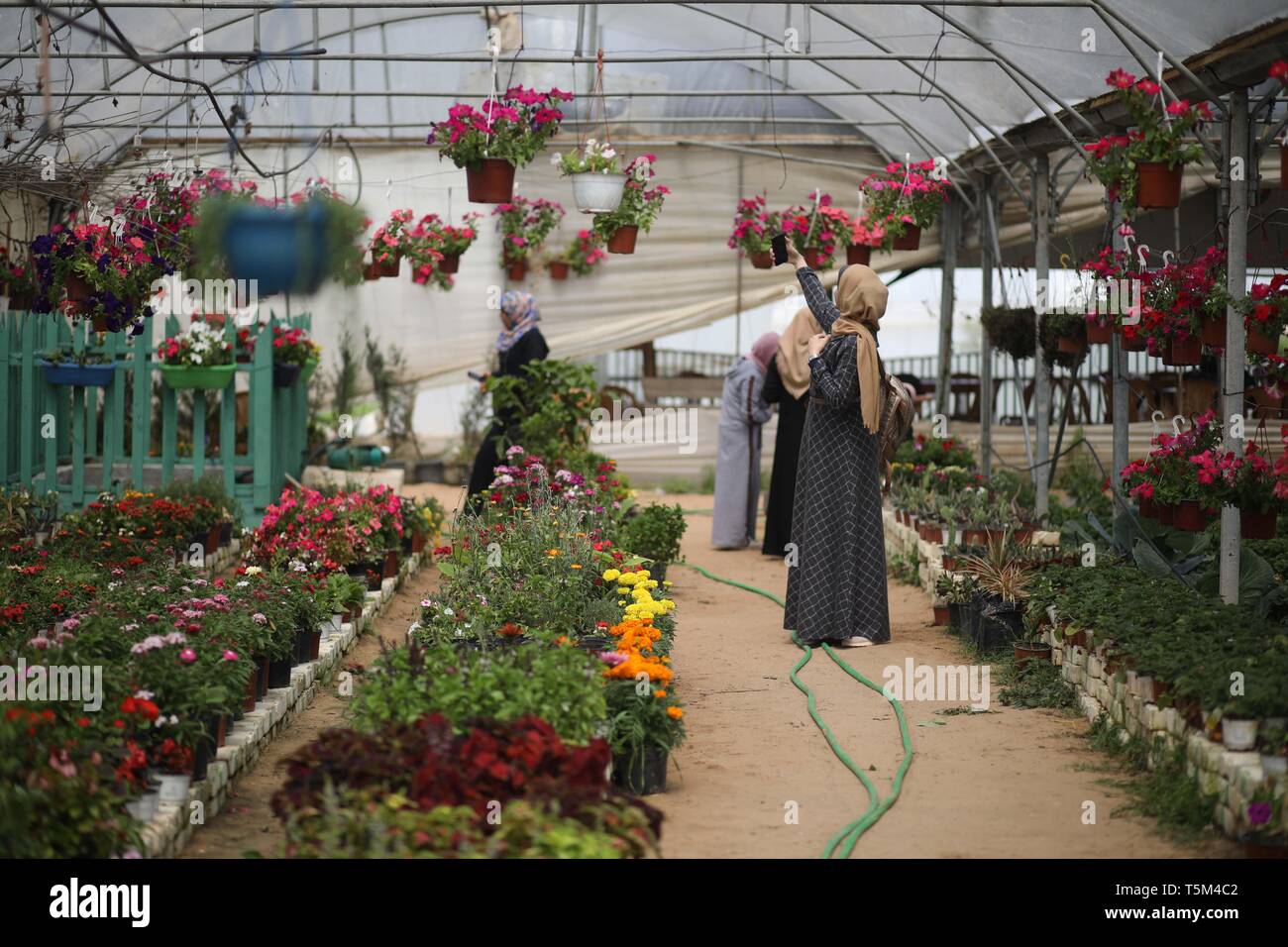 Gaza City, The Gaza Strip, Palestine. 23rd Apr, 2019. Palestinian girls at flower greenhouse