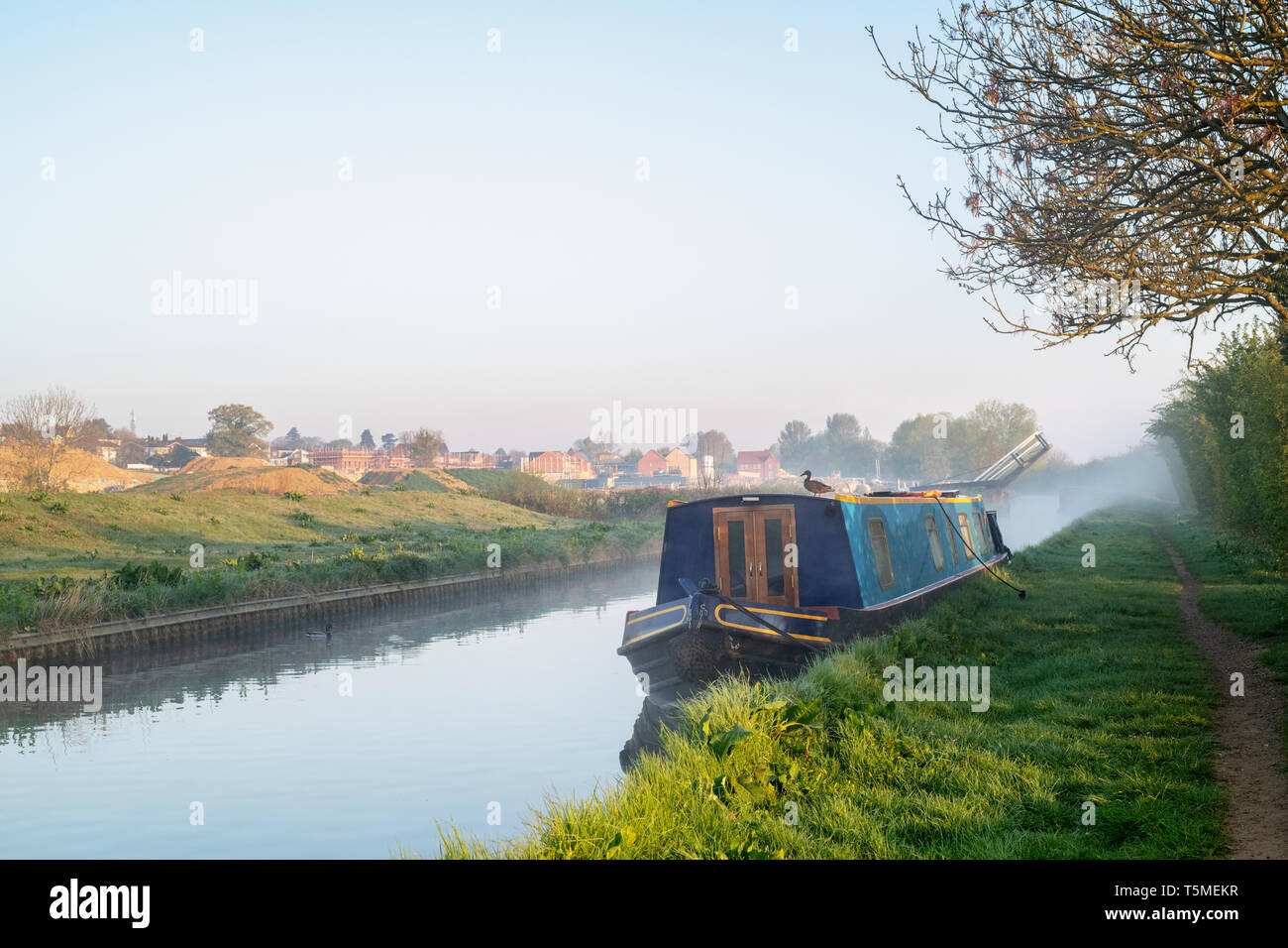 Narrowboat on the Oxford canal opposite the longford park building site. Banbury, Oxfordshire, England Stock Photo