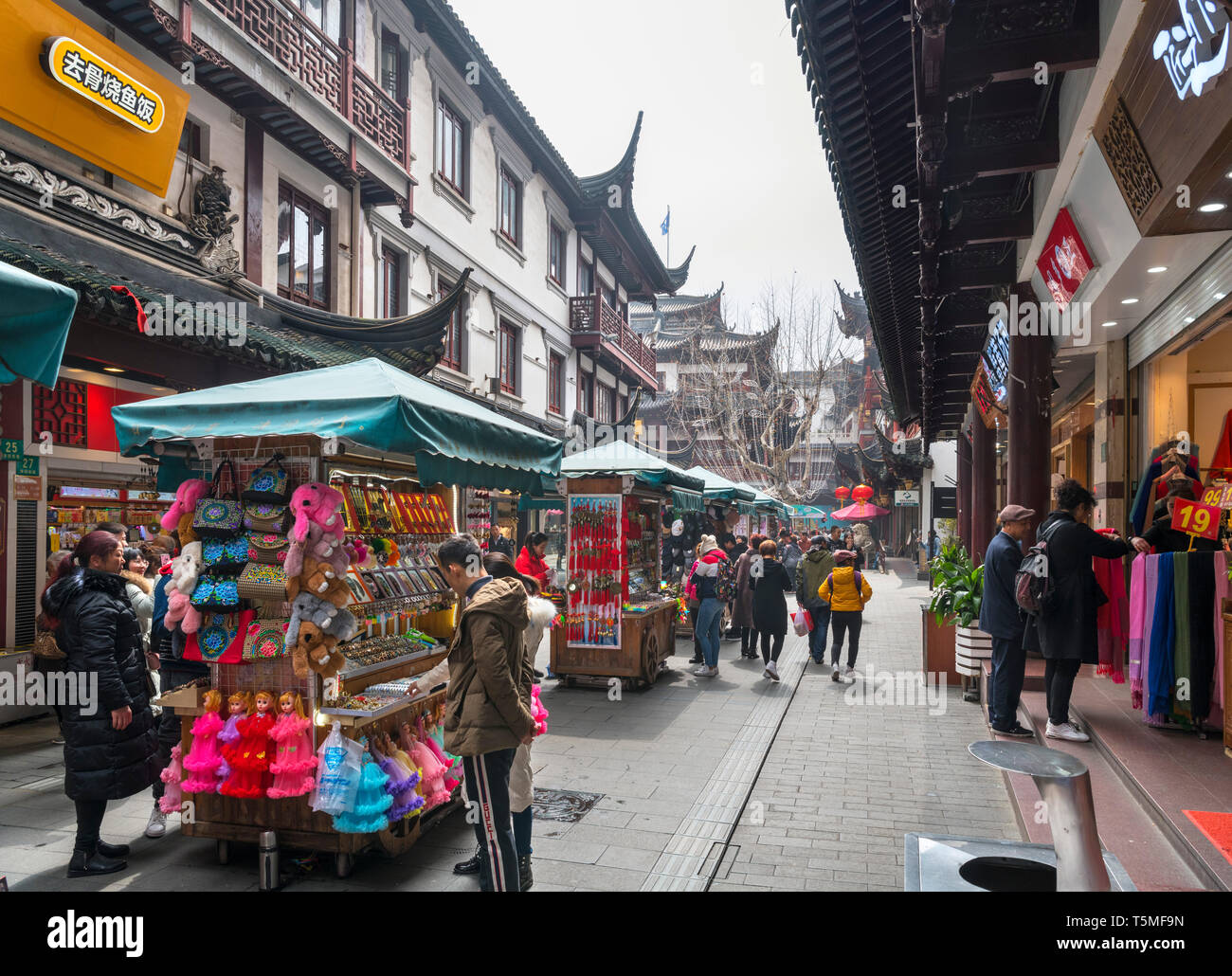 Shops, stalls and restaurants in the Yuyuan Bazaar, Old City, Shanghai, China Stock Photo
