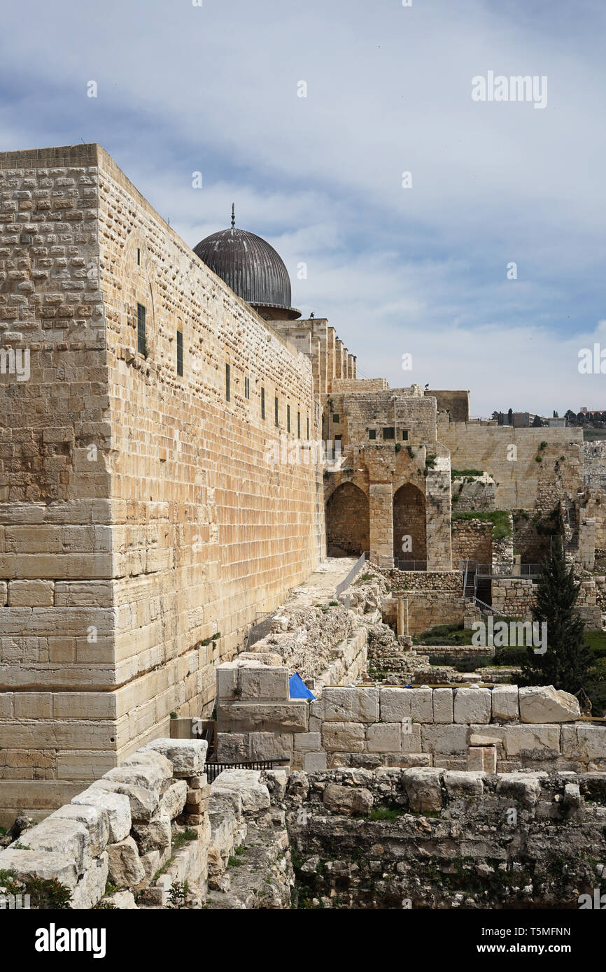 JERUSALEM - OLD CITY WALLS - JERUSALEM RAMPARTS AND OLD GATES - JERUSALEM OLD STONES AND PAVEMENT - JERUSALEM STREET - BATTLEMENTS - ISRAEL HISTORY - COLOR IMAGES © Frédéric BEAUMONT Stock Photo