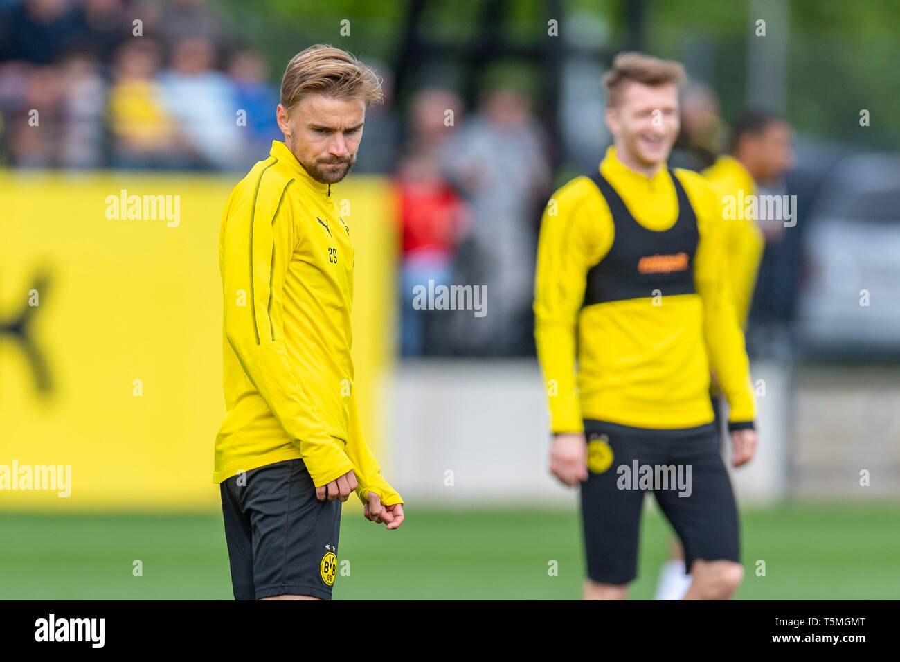 Fußball: 1. Bundesliga, Saison 2018/2019, Training von Borussia Dortmund am 25.04.2019 in Dortmund (Nordrhein-Westfalen). Dortmunds Marcel Schmelzer Stock Photo