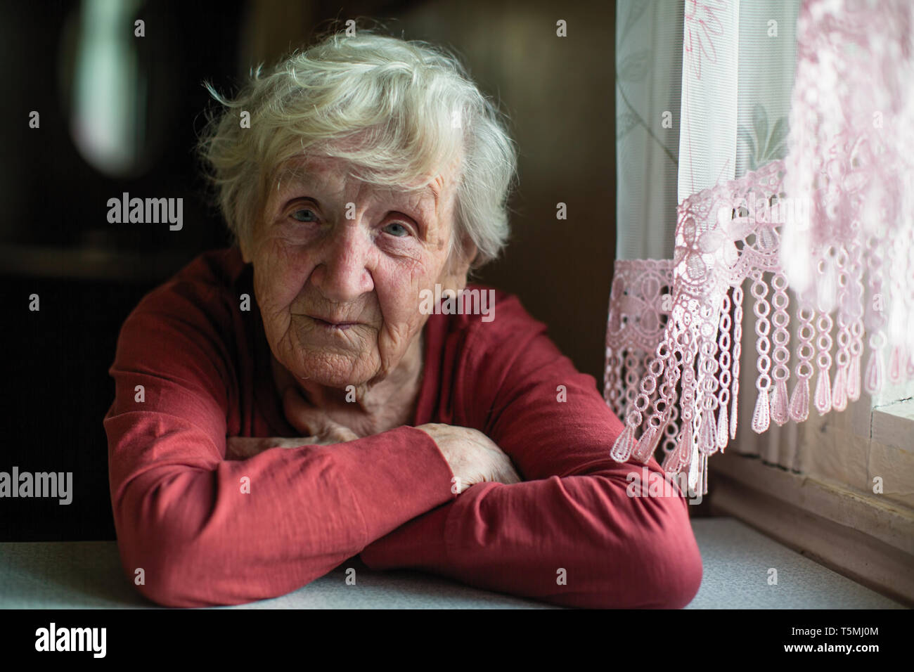 Portrait of elderly lady hi-res stock photography and images - Alamy