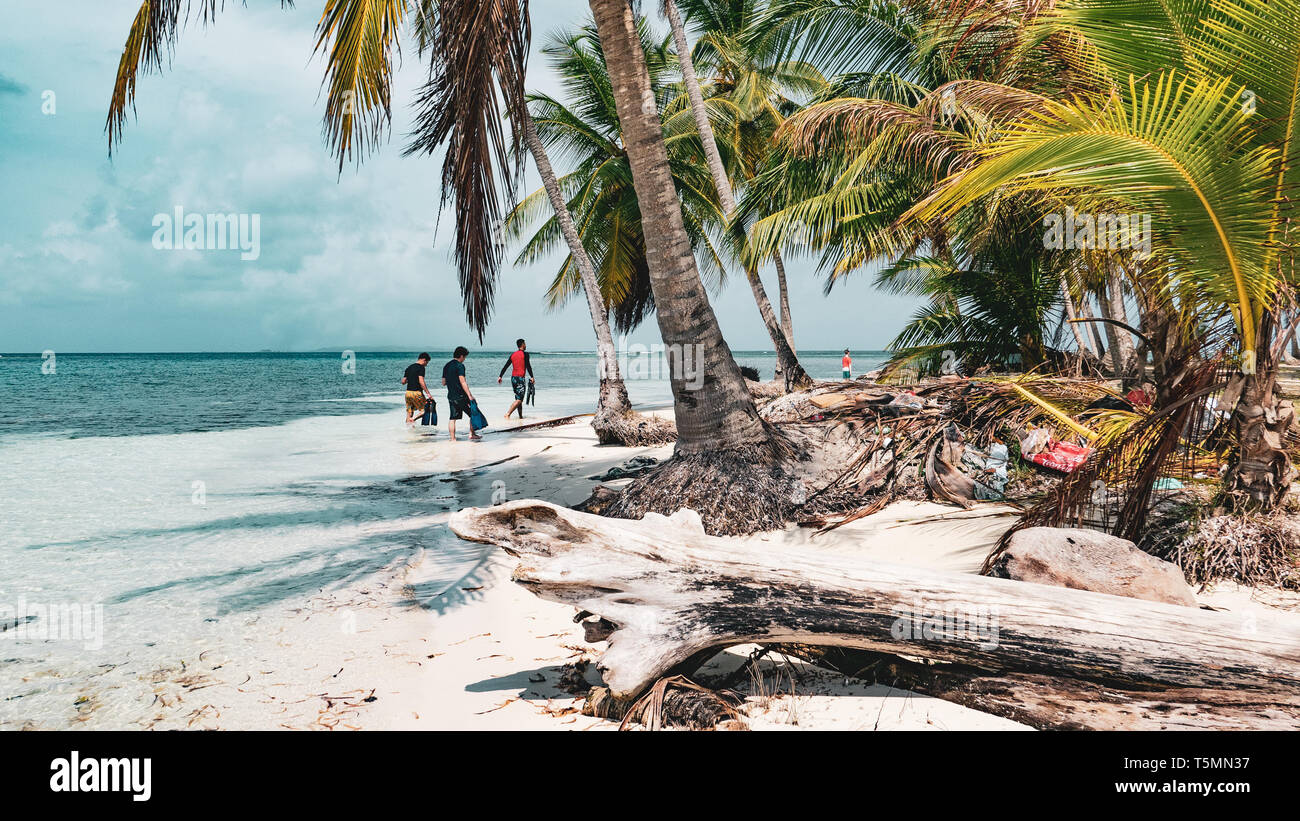 boys looking for a spot to snorkel in the san blas islands Stock Photo ...