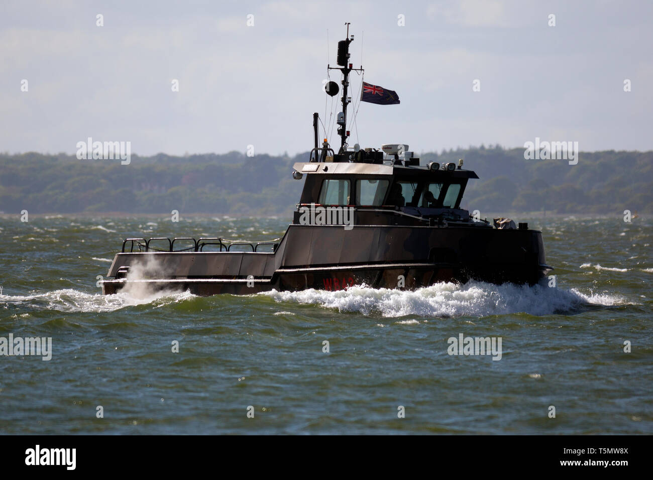towing,tow,services,pulled,sideways,hawser,cable,tractor,schneider,power,system,Voith tractor tug,Southampton,Fawley,Oil Refinery,The Solent, Cowes, i Stock Photo