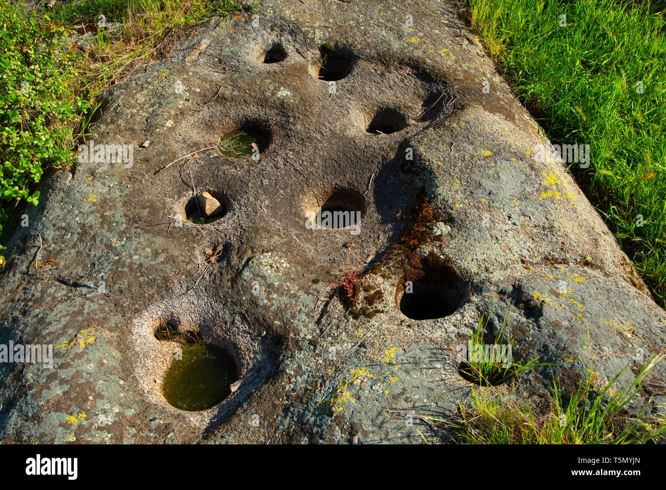 Grinding rock hires stock photography and images Alamy