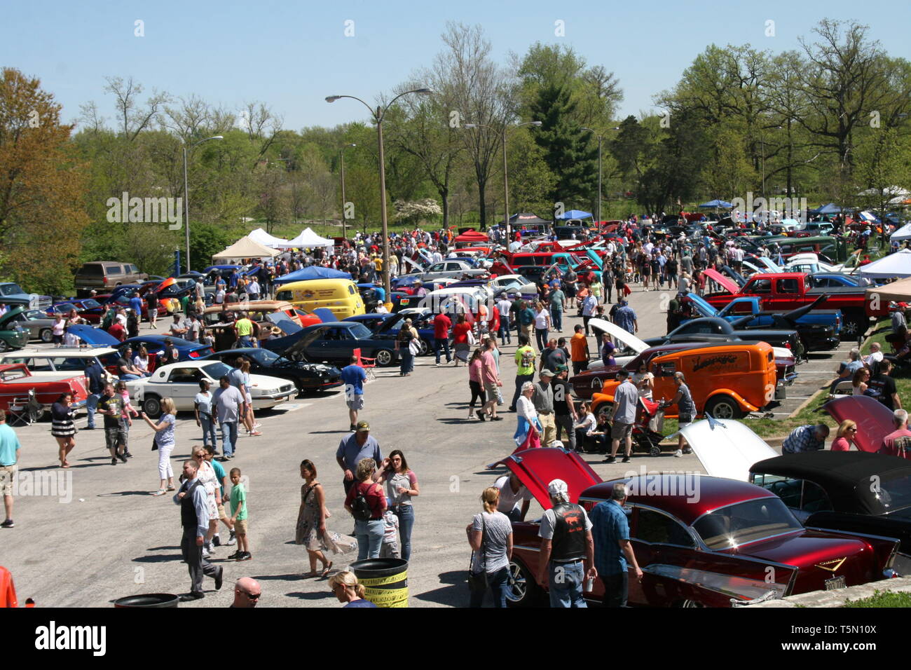 Car show Crowd Stock Photo - Alamy