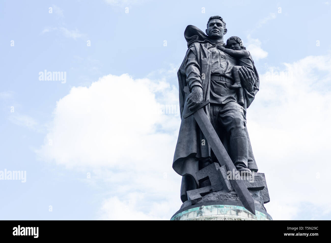 монумент воин освободитель в берлине