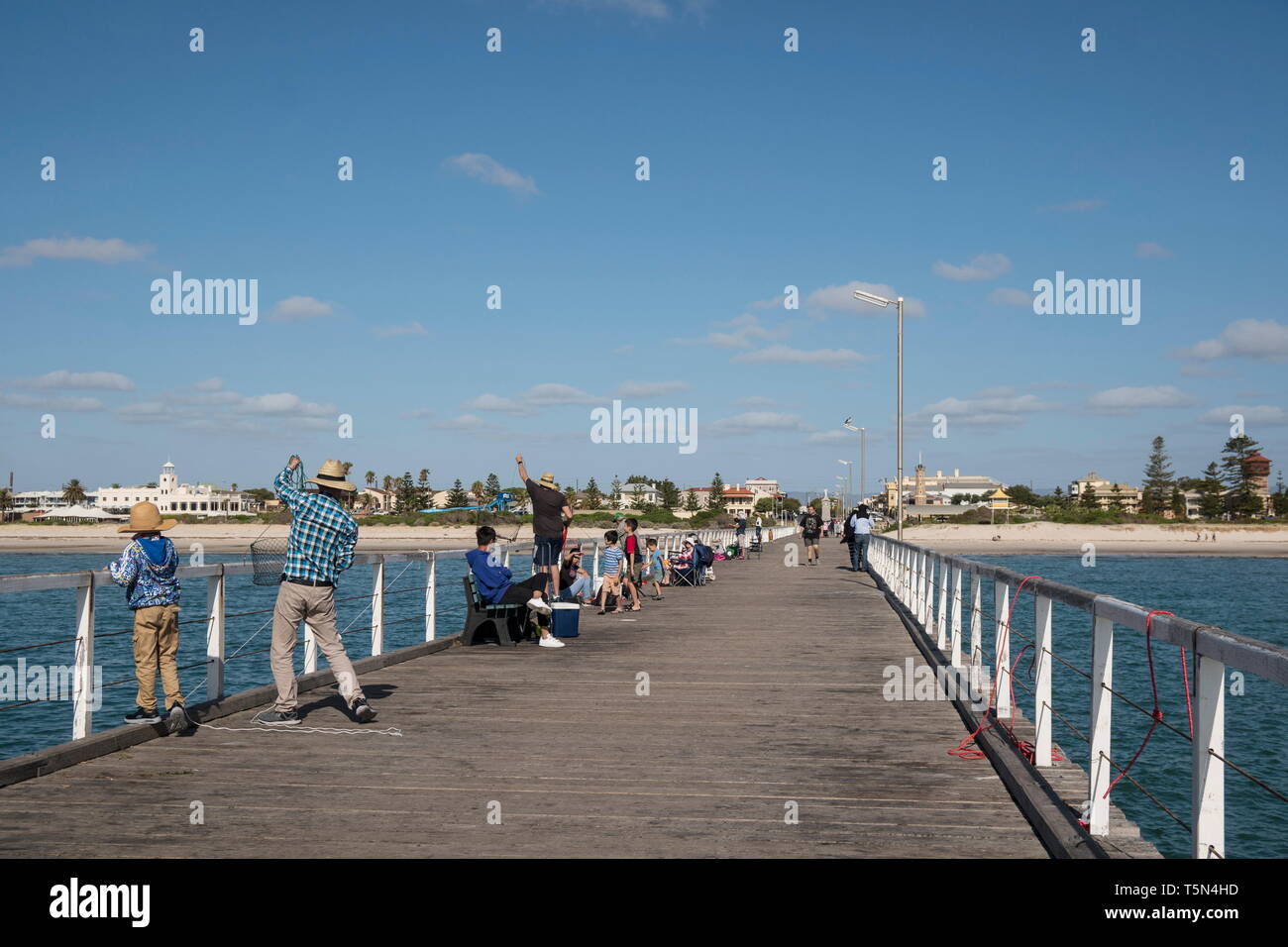 Pier fishing hi-res stock photography and images - Alamy