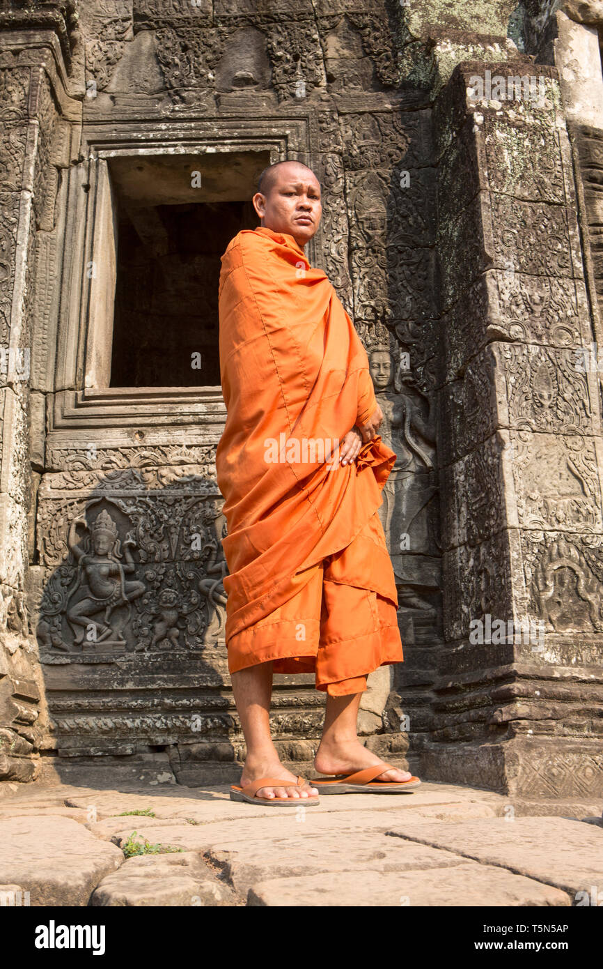 Cambodia monk orange robe hi-res stock photography and images - Alamy